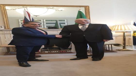 وزيــر الخارجية أحمد عطاف يلتقي بوزير الدولة البريطاني للشؤون الخارجية