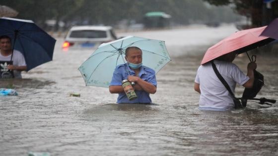 الصين: وفاة 12 شخصا على الأقل وحصار المئات داخل أنفاق شبكة مترو بعد فيضانات عارمة