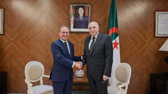 وزير الخارجية أحمد عطّاف يستقبل سفير إيطاليا بالجزائر إثر انتهاء مهامه
