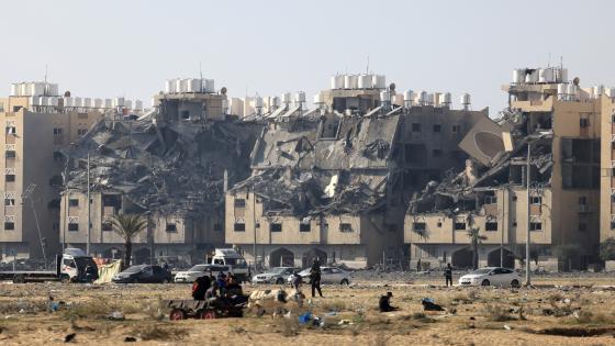 Residents of the Qatari-funded Hamad Town residential complex in Khan Yunis in the southern Gaza Strip, are seen as they flee their homes after an Israeli strike, on December 2, 2023. - A temporary truce between Israel and Hamas expired on December 1, with the Israeli army saying combat operations had resumed, accusing Hamas of violating the operational pause. (Photo by MAHMUD HAMS / AFP)