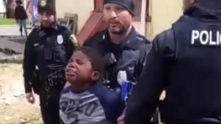 تسجيل فيديو يظهر شرطة نيويورك توقف صبيا أسودا لسرقته كيس رقائق بطاطا
