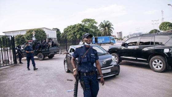 Congolese policemen are seen outside the Parliament in Kinshasa on December 8, 2020. - The police were deployed Tuesday in the Parliament of the Democratic Republic of Congo in Kinshasa, seat for two days of a pitched battle between the supporters of President Félix Tshisekedi and those of the parliamentary majority loyal to his predecessor Joseph Kabila. (Photo by Alexis HUGUET / AFP)