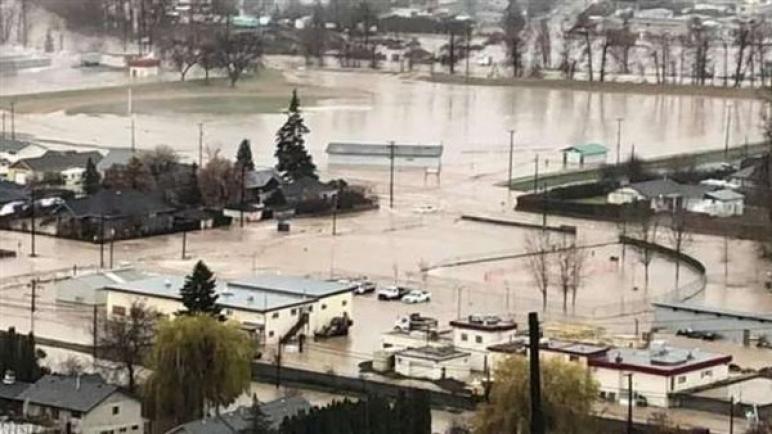 السلطات الكندية تعلن إخلاء مدينة بالكامل بسبب مياه الفيضانات