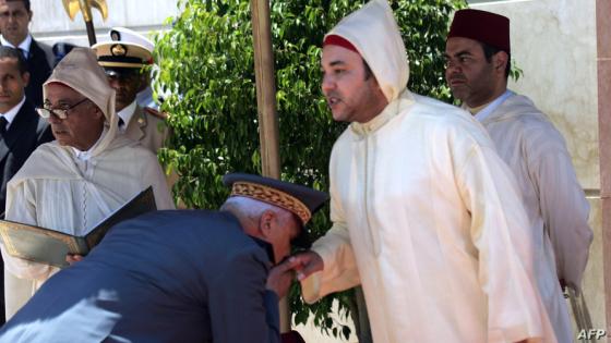 Morocco's King Mohammed VI (C) flanked by his brother Prince Moulay Rachid (R) receives vows from strongman General Housni Ben Slimane (front) at the Marshan Palace in Tangiers 30 July 2007 during a ceremony marking the 8th year of his sacrament. AFP PHOTO / ABDELHAK SENNA / AFP PHOTO / ABDELHAK SENNA