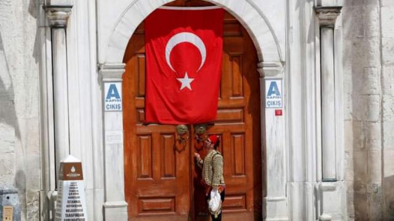 تركيا تفرض حظرا شاملا