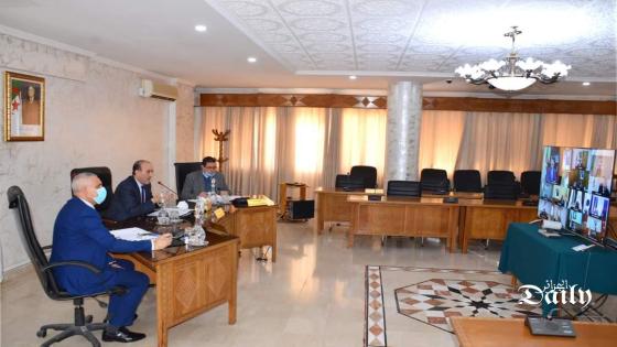 وزير الداخلية يترأس اجتماعا عبر تقنية التحاضر عن بعد مع الولاة والولاة المنتدبين.