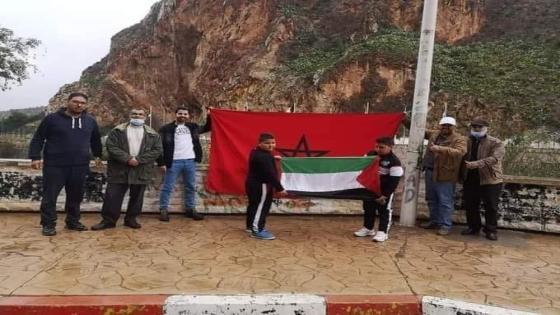 قيادات حزب العدالة والتنمية المغربي ترفع العلمين المغربي والفلسطيني ردا على رفع العلم الصهيوني