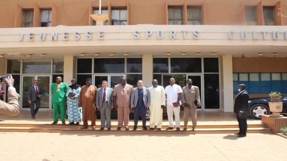 وزير الشباب والرياضة يلتقي مسؤولين رياضيين في دولة النيجر.