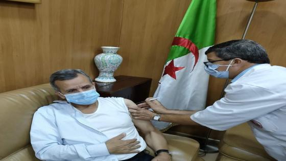 وزير الصحة وإطارات من الإدارة المركزية يتلقون الجرعة الثالثة من اللقاح المضاد لكوفيد-19
