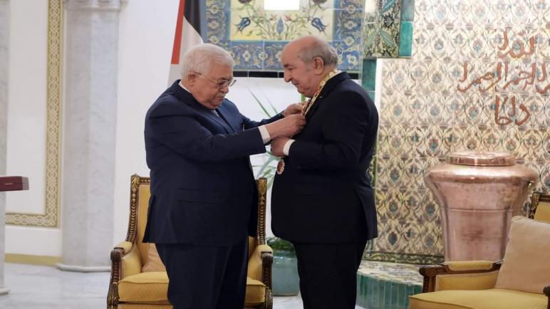 الرئيس عبد المجيد تبون ونظيره الفلسطيني محمود عباس يتبادلان الأوسمة.