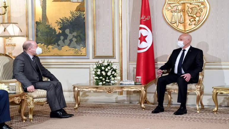 قيس سعيد يثني على الطابع الاستثنائي لعلاقات الأخوة المتينة والتاريخية بين تونس والجزائر