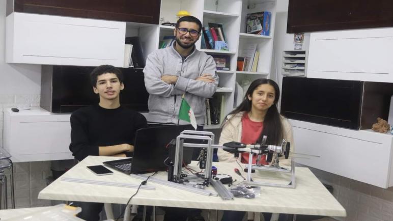 فوز مبرمجين جزائريين بالمرتبة الأولى عالميا في مسابقة لبناء روبوتات افتراضية
