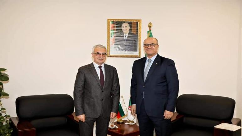 طاقات متجددة: بن عتو يتطرق إلى التعاون الثنائي مع سفير بلغاريا