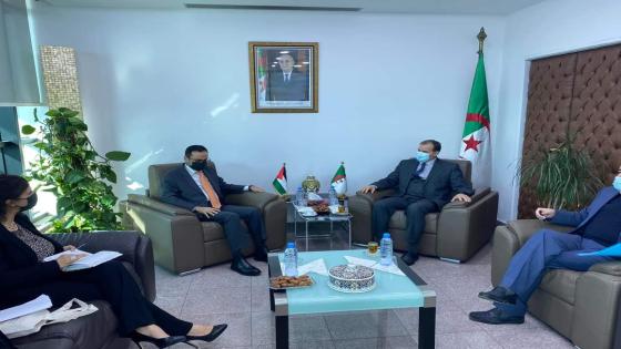 رزيق يبحث سبل تعزيز العلاقات الاقتصادية والتجارية مع سفير المملكة الأردنية