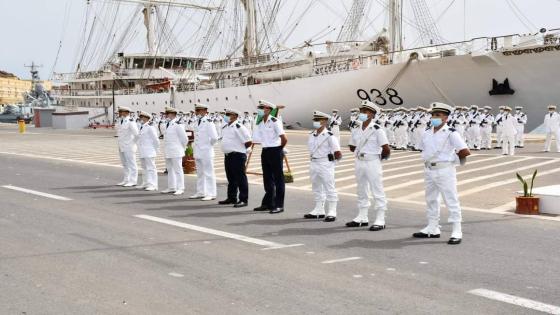 قائد الواجهة البحرية الغربية يشرف على مراسم تخرج الدفعات بالمدرسة التطبيقية للغواصين