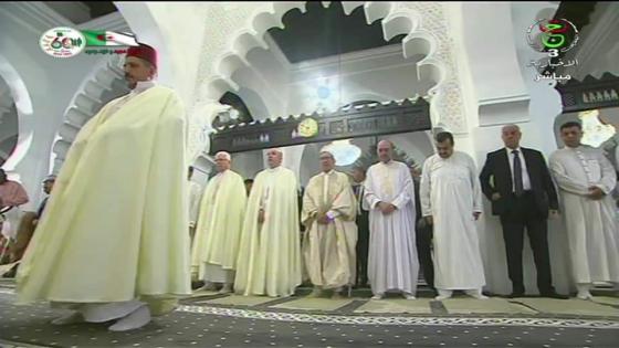 الوزير الأول يصلي صلاة العيد