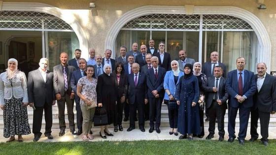 وزير الخارجية يلتقي بأفراد من الجالية الجزائرية المقيمة بسوريا
