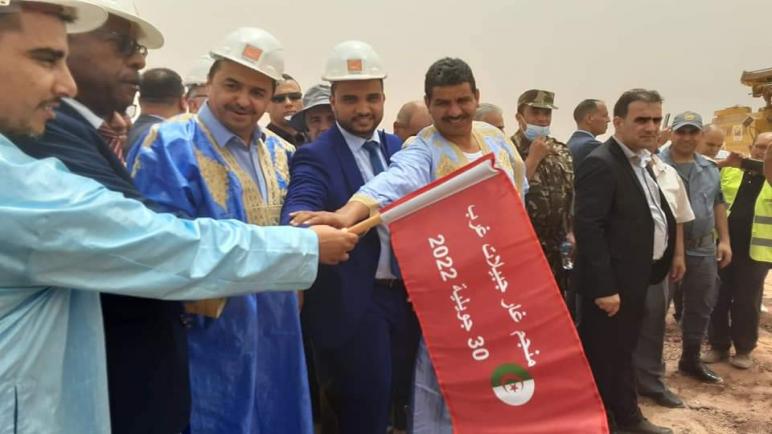 وزير الطاقة والمناجم يعطي إشارة افتتاح منجم الحديد غار جبيلات.