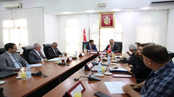 حمادي يبحث تعزيز التعاون في مجال الحمامات المعدنية مع وزير الصحة التونسي
