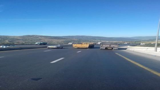 منع مؤقت لسير مركبات الوزن الثقيل على الطريق السيار شرق-غرب في اتجاه البويرة – الجزائر