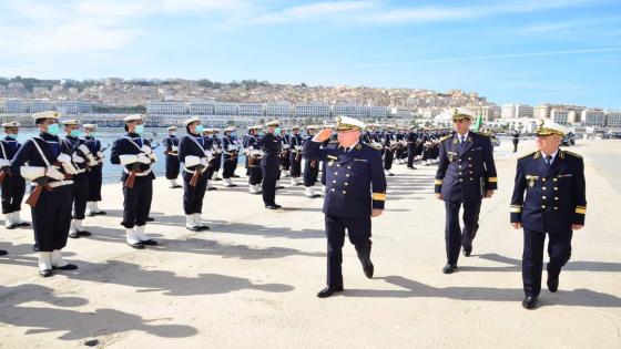 قائد القوات البحرية يشرف على مراسم تفتيش الغراب متعدد المهام “الزاجر”