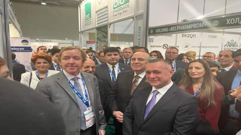 سفير الجزائر بباكو يزور الجناح الجزائري لمعرض أذربيجان الدولي للصناعة الصيدلانية