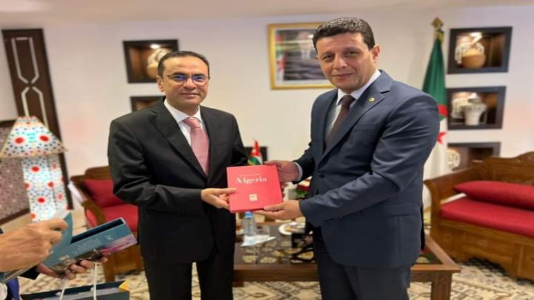 حمادي يبحث تعزيز التعاون الثنائي في مجال السياحة مع السفير الأردني بالجزائر