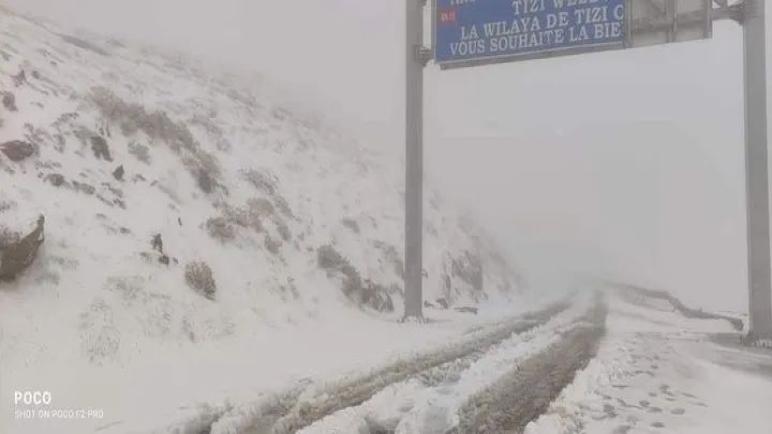 الثلوج تغلق الطريق الرابط بين البويرة وتيزي وزو