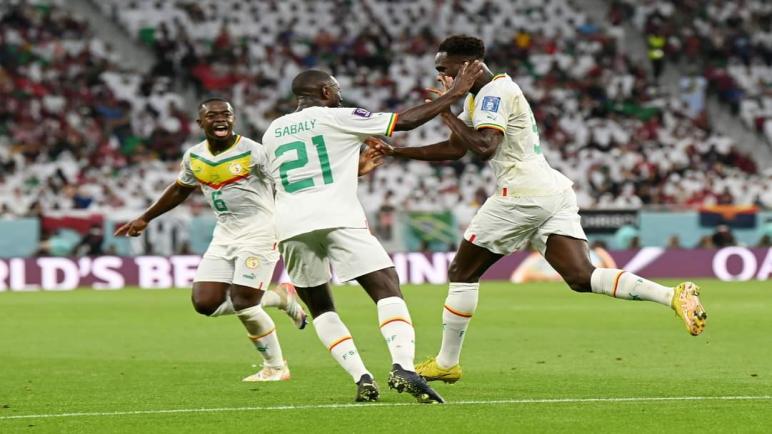 السنغال تفوز على قطر بثلاثية و تنعش آمالها في التأهل