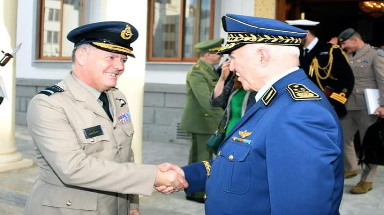 الأمين العام لوزارة الدفاع الوطني يستقبل المارشال الجوي مارتن إليوت سامبسون