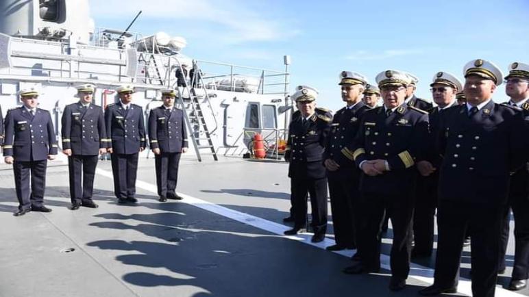 قائد القوات البحرية يشرف على مراسم تفتيش سفينة الإنزال والدعم الإمدادي “قلعة بني حماد”