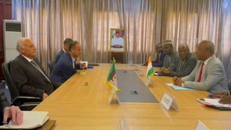وزير الخارجية عطّاف يعقد جلسة عمل مع نظيره النيجيري