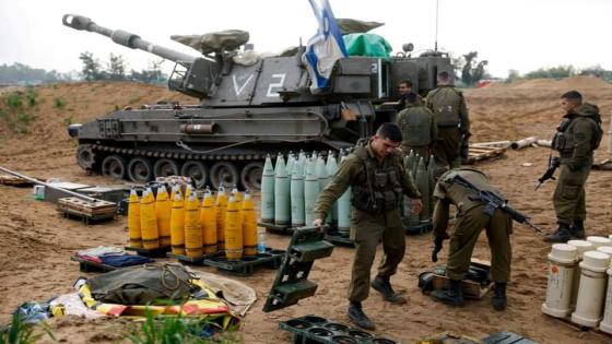 Israeli soldiers prepare shells near a mobile artillery unit, amid the ongoing conflict between Israel and the Palestinian Islamist group Hamas, in Israel, January 2, 2024. REUTERS/Amir Cohen