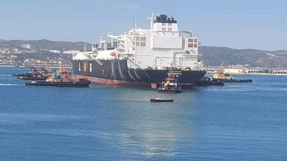 سوناطراك تعلن عن نجاح عملية الرسو والربط لأول سفينة من حجم كبير بالميناء الجديد للغاز الطبيعي بسكيكدة