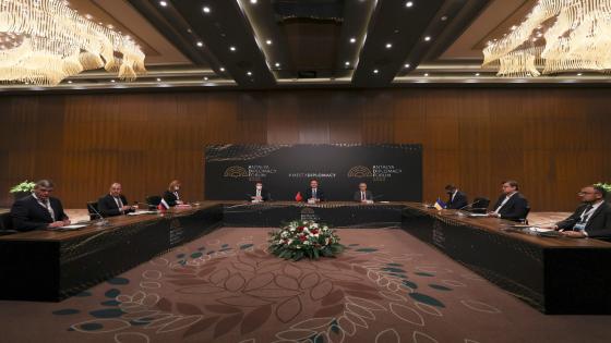 بدء الاجتماع الثلاثي بين وزراء خارجية تركيا و روسيا و أوكرانيا في أنطاليا