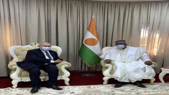 لعمامرة يلتقي مع رئيس حكومة دولة النيجر