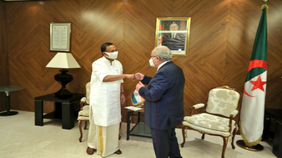 وزير الخارجية الهندي يلتقي الجالية الهندية ويشيد بعمق العلاقات الجزائرية الهندية.