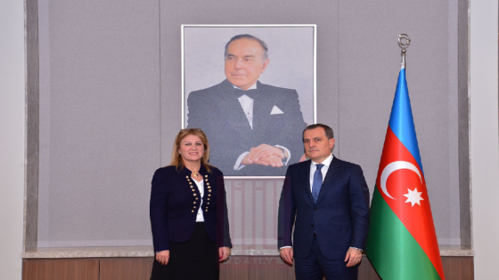 وزير الخارجية الأذري يستقبل السفيرة الجزائرية عقب إنتهاء مهامها.