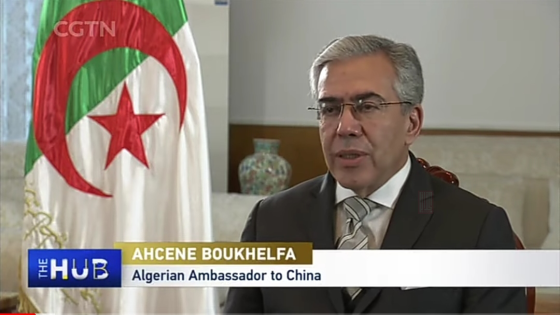 السفير الجزائري بالصين أحسن بوخالفة يجري حوارا مع التلفزيون الصيني.