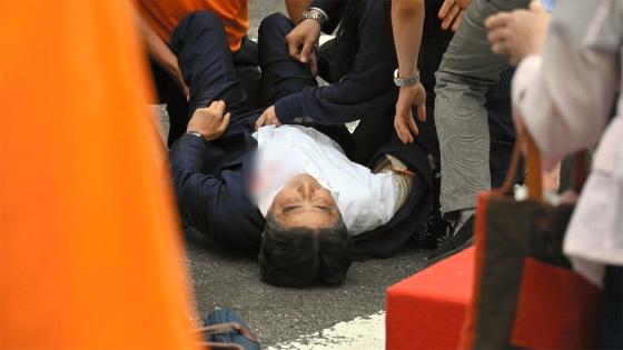 إصابة رئيس وزراء اليابان السابق في الرقبة والصدر في هجوم استهدفه