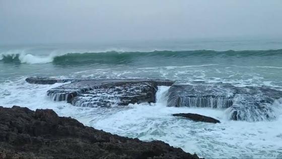 تحذيرات من أمواج عاتية ورياح قوية: تنبيهات جوية للمناطق الساحلية