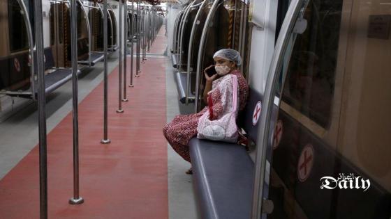 موظفة تضع كمامة على وجهها في مترو في الهند يوم 9 سبتمبر أيلول 2020. تصوير: روباك دي تشودهوري - رويترز
