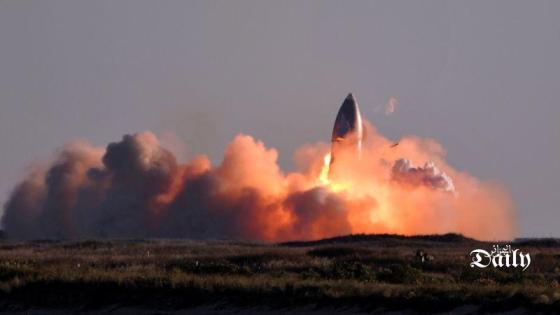 النموذج الأولي لصاروخ ستارشيب التابع لشركة سبيس إكس ينفجر بعد دقائق من تجربة إطلاق من منشأة تابعة للشركة في بوكا تشيكا بولاية تكساس الأمريكية يوم الأربعاء. تصوير: جين بليفينس - رويترز.