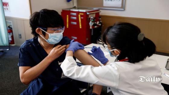 عامل بالمجال الصحي يأخذ جرعة من لقاح ضد فيروس كورونا في طوكيو يوم الأربعاء. صورة حصلت عليها رويترز من ممثل عن وكالات الأنباء.
