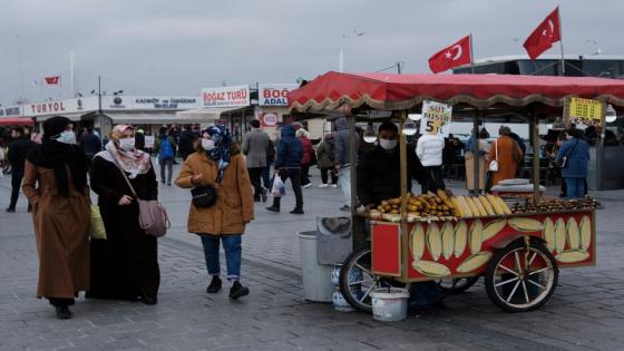 أناس يضعون كمامات للوقاية من الإصابة بفيروس كورونا فيي منطقة إيمينونو في اسطنبول بتركيا يوم 3 مارس آذار 2021. تصوير: مراد سيزار - رويترز.
