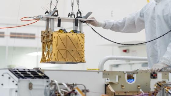 فنيون من إدارة الطيران والفضاء الأمريكية (ناسا) يقومون بتركيب جهاز موكسي لاستخراج الأكسجين من هواء المريخ على متن المركبة الجوالة بيرسيفيرانس في صورة غير مؤرخة نشرتها ناسا. صورة حصلت عليها رويترز من ناسا.