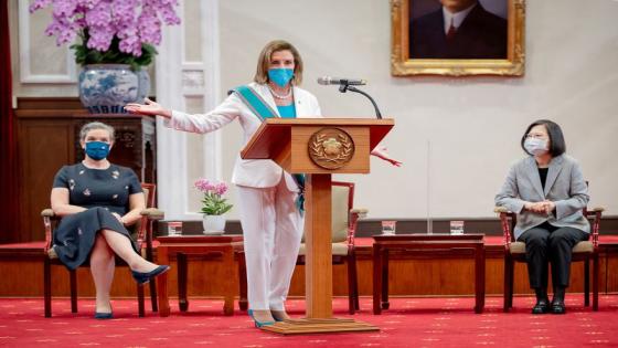 رئيسة مجلس النواب الأمريكي نانسي بيلوسي تتحدث في تايوان يوم الثالث من أغسطس اب 2022. صورة من الرئاسة التايوانية محظور إعادة بيعها أو وضعها في أرشيف.