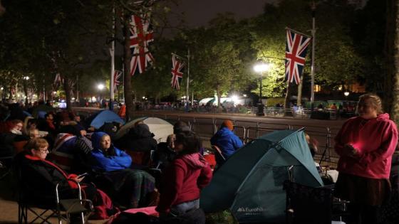 آلاف الأشخاص يخيمون في شوارع لندن لمشاهدة جنازة الملكة إليزابيث