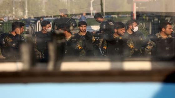 شرطة الشغب الإيرانية تقف في شارع بطهران بتاريخ الثالث من أكتوبر تشرين الأول 2022 في صورة لرويترز من وكالة غرب آسيا للأنباء (وانا).