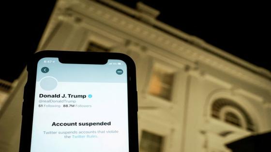 صورة توضيحية لحساب الرئيس الأمريكي السابق دونالد ترامب على موقع تويتر وهو غير مُفعل على هاتف ذكي أمام البيت الأبيض في واشنطن بصورة من أرشيف رويترز.